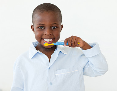 一个微笑的小男孩刷牙的肖像
