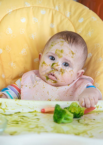 小宝宝自己吃西兰花泥。