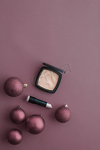 化妆品促销摄影照片_美容品牌圣诞促销的化妆和化妆品产品套装，豪华紫色平底背景作为假日设计