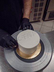人像图标磨砂摄影照片_厨师蛋糕用抹刀和餐具平滑磨砂蛋糕与奶油