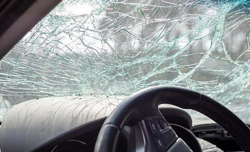 意外事故摄影照片_事故后损坏的车窗。