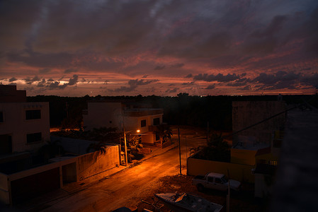 不同的太阳摄影照片_美丽的日落天空的照片，有云彩和不同的色调。