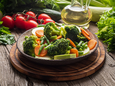 搭配水煮蔬菜、蒸蔬菜进行饮食低热量饮食。