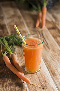 鲜榨胡萝卜汁，生胡萝卜，素食蔬菜维生素饮料