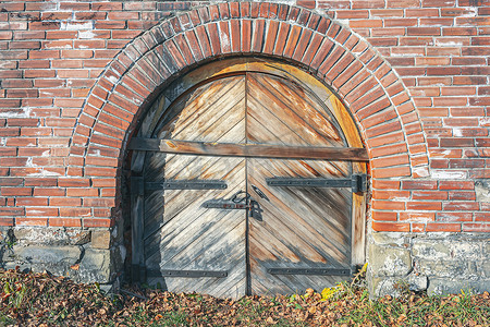秋叶中一座古城堡的大门被木板封住