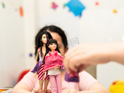 泰国曼谷，2022 年 1 月 2 日-女孩玩芭比娃娃