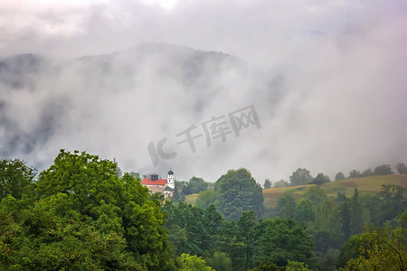 美丽的山景，独栋建筑，山上雾霭缭绕
