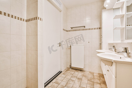 卫生间装饰摄影照片_现代浴室配有淋浴、水槽和卫生间