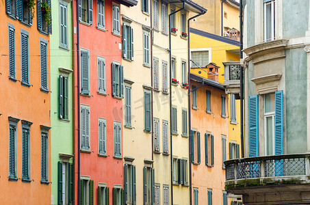贝加莫有色彩缤纷的墙壁和窗户的意大利房屋