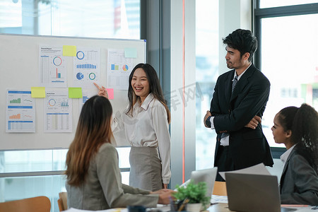 女性运营经理为经济学家团队举行会议演示。