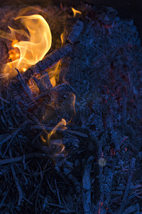 明亮的火焰中的木头火焰
