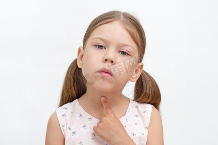 孩子用食指指着喉咙，表现出无声无语