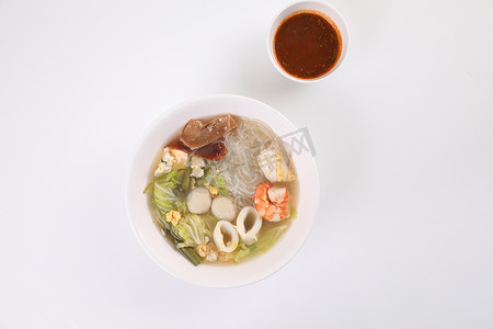当地食品，白色背景街头食品中的泰式寿喜烧汤