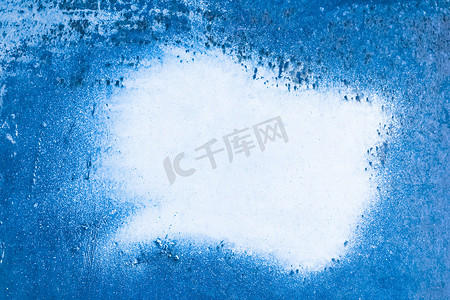 蓝色创意纹理摄影照片_旧蓝色金属纹理背景墙上的白色油漆污渍。