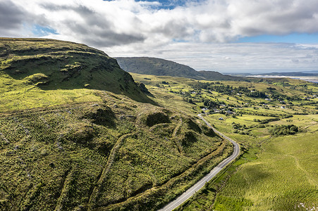 基元摄影照片_爱尔兰共和国多尼戈尔郡阿达拉和基利贝格斯之间 Altnadewon 山的鸟瞰图