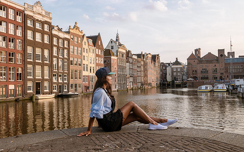 阿姆斯特丹达姆拉克日落，阿姆斯特丹运河夏夜的快乐女人