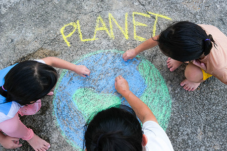 志愿者一家人用“沥青上的星球”的信息描绘了一个美丽的世界。