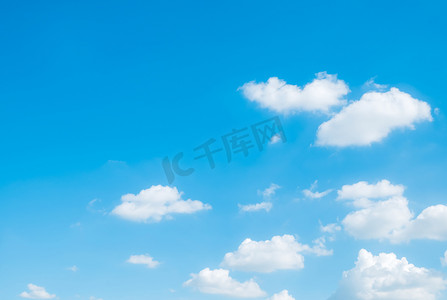 白色蓬松的云天空背景与复制空间的蓝天背景。