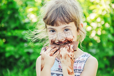 爱吃甜食的孩子吃巧克力。