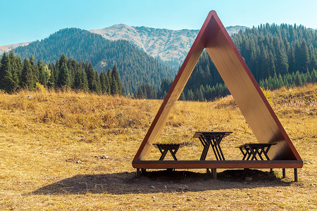 一条旅游小径上的现代凉亭，享有如画的夏日山脉美景