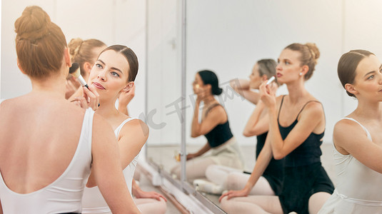 妇女、芭蕾舞演员和化妆化妆品在演播室镜子中用于剧院、舞台和戏剧表演。