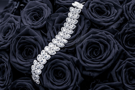 黑钻石摄影照片_豪华钻石首饰手链和黑玫瑰花、情人节爱情礼物和珠宝品牌假日背景设计