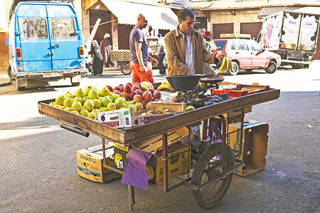 摩洛哥卡萨布兰卡 — 2013年10月16日：商人正在卖水果