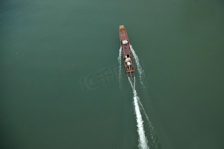 翡翠河上泰国古代木制快艇的顶部视角