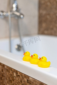 鸭子在浴室里给宝宝洗澡。