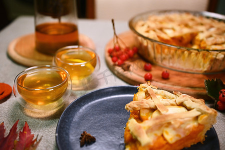 感恩节下午茶时间，享用新鲜出炉的自制南瓜派和脆皮格子。