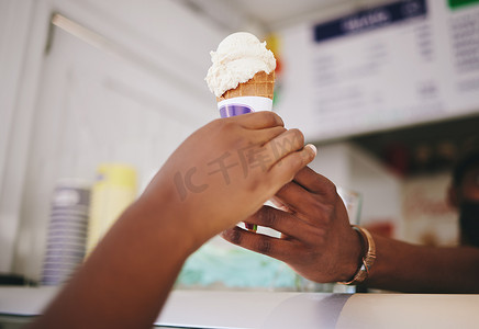 女性在当地商店购买圆锥体以获得小企业支持的手、顾客和冰淇淋。
