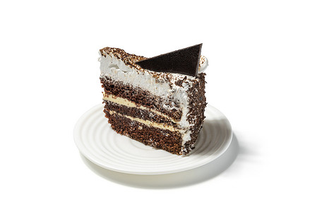 白色背景白盘上的美味巧克力蛋糕
