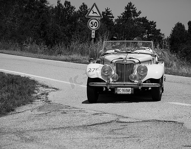 MG TF 1250 1953 年在一辆旧赛车上参加 2022 年著名意大利历史赛事 Mille Miglia 拉力赛（1927-1957 年）