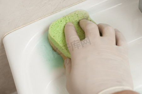 在洗脸盆上使用活性清洁剂效果明显