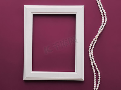 白色垂直艺术框架和紫色背景珍珠首饰，作为平面设计、艺术品印刷品或相册