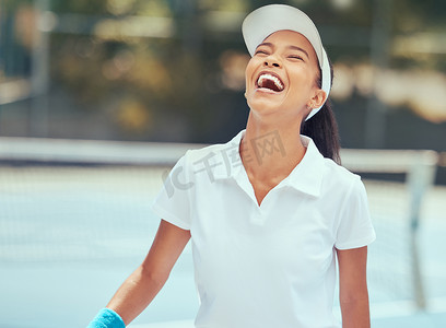体育、胜利和网球的成功与女子网球运动员在球场上的比赛中庆祝胜利。