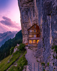 瑞士阿尔卑斯山和 Aescher 悬崖下的山间餐厅，从瑞士阿彭策尔地区的 Ebenalp 山望去 Aescher 悬崖