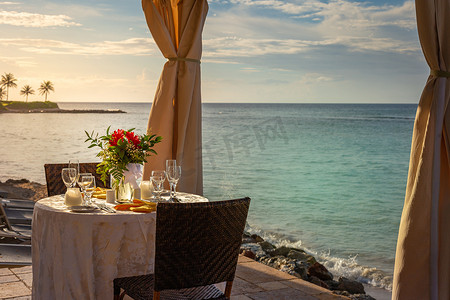 浪漫的两人餐桌和海滩，日落时有凉亭，牙买加蒙特哥湾