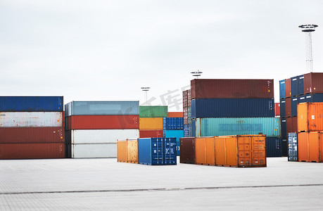 全球航运仓库或电子商务工业供应链位置的物流、集装箱和货物。