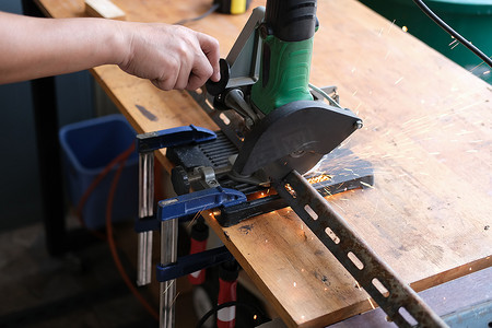 节日期间，工匠们使用铁刀组装DIY作品