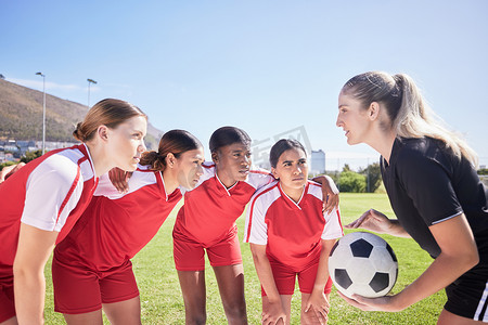 体育、足球运动员和足球教练给予女性在体育场进球的动力。