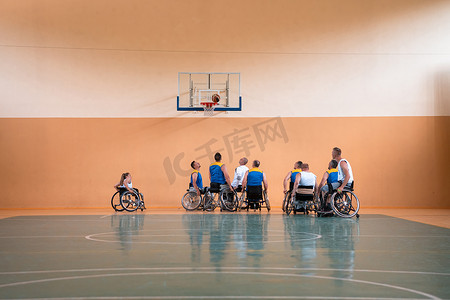 选拔摄影照片_篮球比赛开始前，残疾篮球队与选拔员在大厅合影