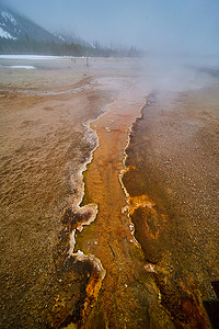 未知旅行摄影照片_黄石公园酸性水通向未知蒸汽的路径