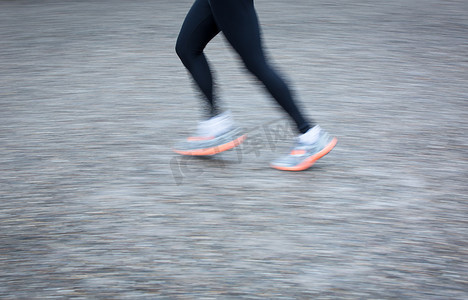城市环境中跑步者的脚部运动模糊（平移技术