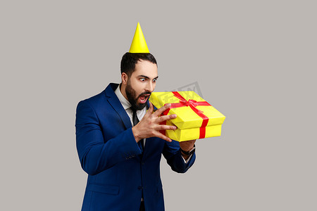 男人打开礼盒，用震惊和害怕的表情看着里面，打开坏礼物。
