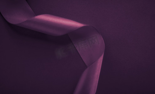 紫色背景上的抽象卷曲丝带、假日销售产品促销的独家奢侈品牌设计和魅力艺术邀请卡背景