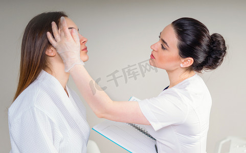 专业美容师在美容美容诊所检查女孩面部皮肤