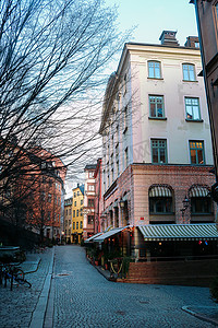 瑞典斯德哥尔摩 Gamla Stan 的圣诞装饰街角餐厅和彩色建筑。