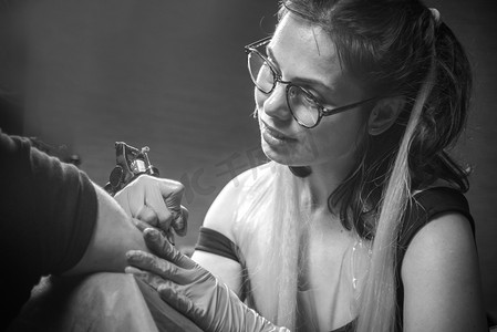 专业纹身师在沙龙制作纹身图片