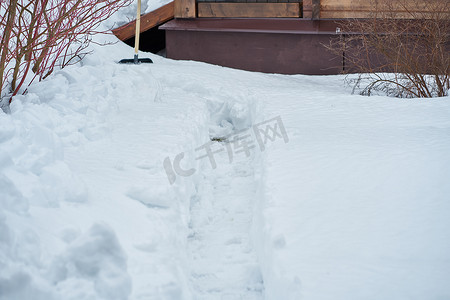 冬季下雪房子摄影照片_乡村冬季乡村田园风光、大量雪和房子的一部分